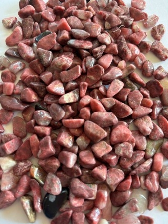Trommel polert thulitt i middels kvalitet ca 1 cm. 250 gram. Bildet viser 250 gram thulitt.